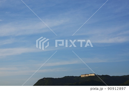 夏の午後の空に重なる高台の宿舎・望遠・210721PM 90912897