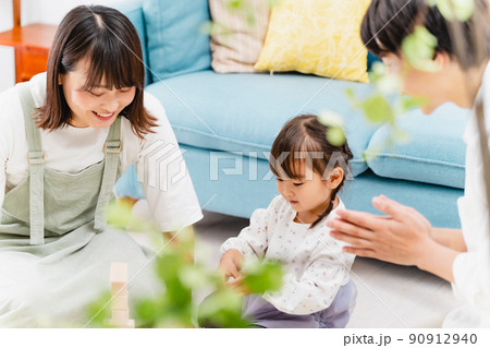 家族　室内　積み木　 90912940