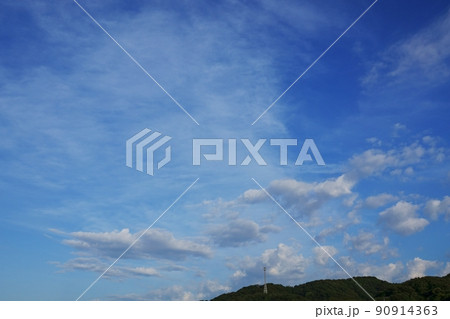 午後の夏空に浮かぶ雲と山・210721PM 90914363