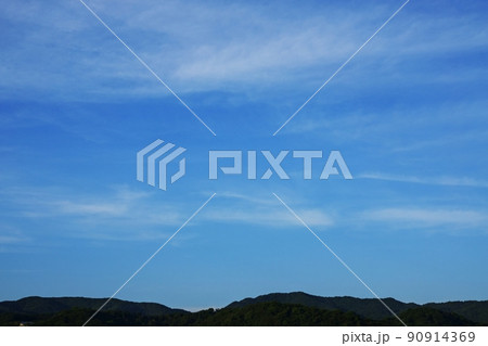 午後の夏空に浮かぶ雲と山・210721PM 90914369