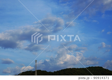 午後の夏空に浮かぶ雲と山・210721PM 90914371