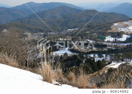深山~るり渓ハイキングコースより雪面と周辺の山々を望む 深山~るり渓ハイキングコースより雪面と周辺の山々を望む 90914992