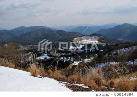 深山~るり渓ハイキングコースより雪面と周辺の山々を望む 深山~るり渓ハイキングコースより雪面と周辺の山々を望む 90914994