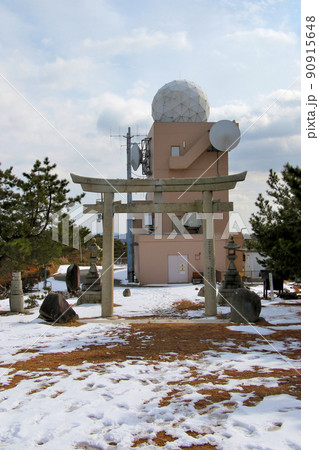 深山~るり渓ハイキングコースより頂上に到達。後方には、鳥居と深山レーダ観察所が見える。 深山~るり渓ハイキングコースより頂上に到達。後方には、鳥居と深山レーダ観察所が見える。 90915648