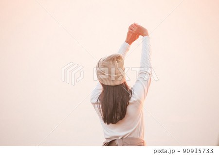 Behind the woman, a white shirt that is raising his hand 90915733