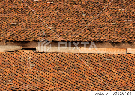Old clay tiles on the roof of the Thai temple 90916434