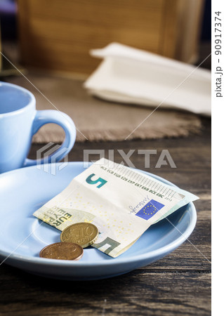 Restaurant tips in euro banknotes and coins 90917374