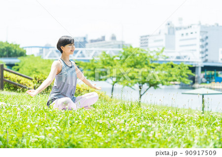 屋外でヨガをする女性 屋外でヨガをする女性 90917509