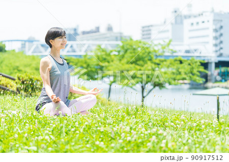 屋外でヨガをする女性 90917512
