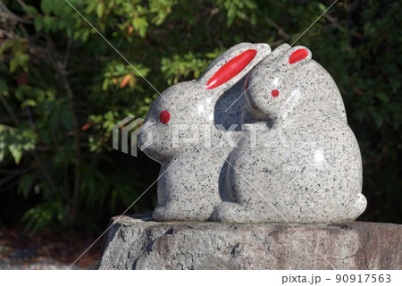 三尾神社　狛うさぎ　滋賀県大津市園城寺町 90917563