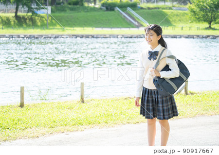 通学する制服姿の女子中学生　 90917667