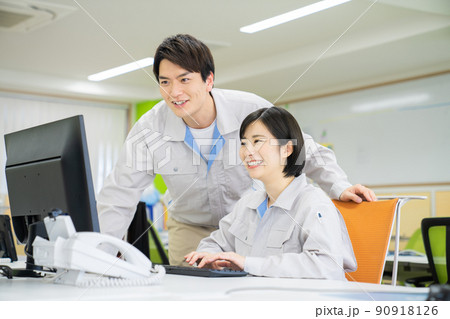 オフィスワークをする作業員 オフィスワークをする作業員 90918126