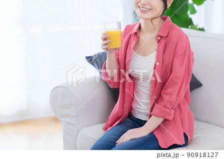 オレンジジュースを持つ若い女性 オレンジジュースを持つ若い女性 90918127