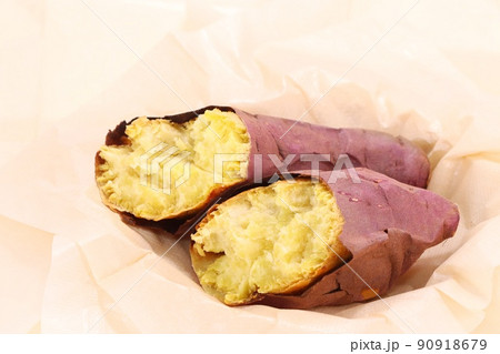 焼き芋 べにゆうか 紅優甘 紅はるか 2つに割ったところ 焼き芋 べにゆうか 紅優甘 紅はるか 2つに割ったところ 90918679