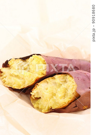 焼き芋　べにゆうか　紅優甘　紅はるか　2つに割ったところ 90918680