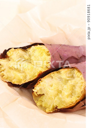 焼き芋　べにゆうか　紅優甘　紅はるか　2つに割ったところ 90918681
