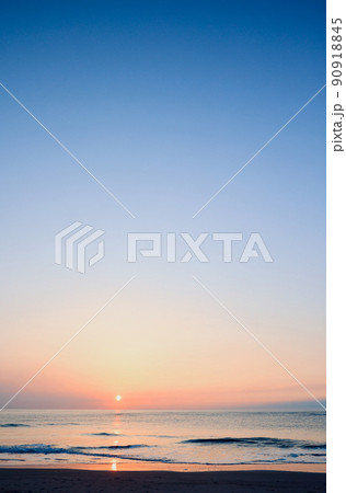 6月中旬　河原子海岸の日の出　茨城県 90918845