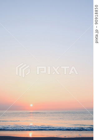 6月中旬　河原子海岸の日の出　茨城県 90918850