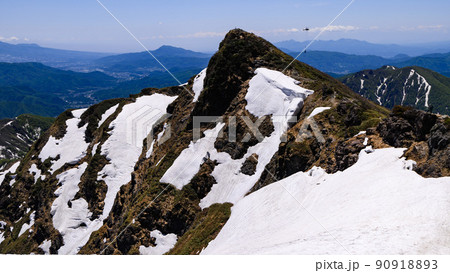 （群馬県）快晴の空と谷川岳山頂・トマの耳 90918893