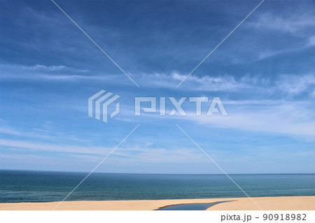 水平線まで続く青い空と白い雲 水平線まで続く青い空と白い雲 90918982