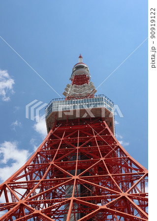 青空と白い雲と東京タワーを見上げた風景 青空と白い雲と東京タワーを見上げた風景 90919122