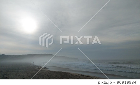初夏の朝霧の海岸 90919934