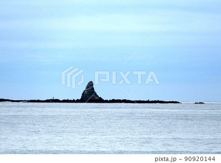 湘南海岸 からの眺め烏帽子岩　神奈川県茅ヶ崎市（ちがさきし）施行時特例市  観光都市  90920144