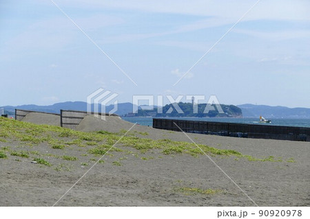 湘南海岸から江ノ島を眺める 海水浴場サザンビーチちがさき 神奈川県茅ヶ崎市(ちがさきし) 湘南海岸から江ノ島を眺める 海水浴場サザンビーチちがさき 神奈川県茅ヶ崎市(ちがさきし) 90920978