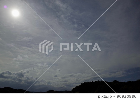 梅雨入り前の午後の曇り空 90920986