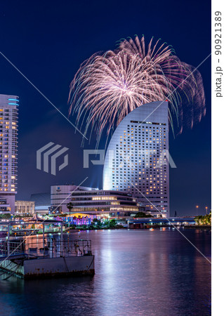 横浜開港祭2022 みなとみらいの夜景と花火の競演 久し振りの本格的な花火を満喫 横浜開港祭2022 みなとみらいの夜景と花火の競演 久し振りの本格的な花火を満喫 90921389