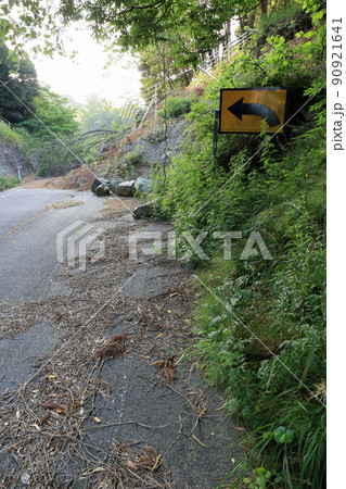 自然災害で起きた土砂崩れのために全面通行止めとなった道路 自然災害で起きた土砂崩れのために全面通行止めとなった道路 90921641