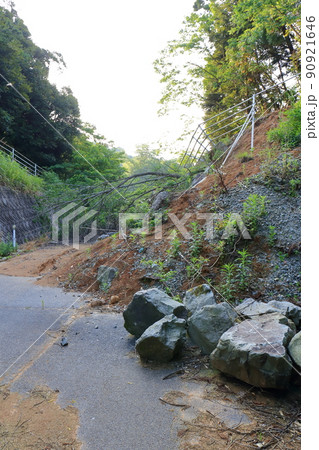 自然災害で起きた土砂崩れのために全面通行止めとなった道路 自然災害で起きた土砂崩れのために全面通行止めとなった道路 90921646