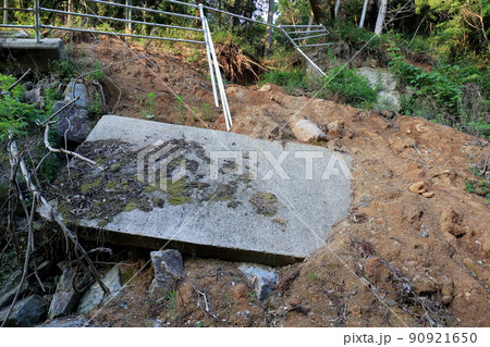 自然災害で起きた土砂崩れのために全面通行止めとなった道路 自然災害で起きた土砂崩れのために全面通行止めとなった道路 90921650