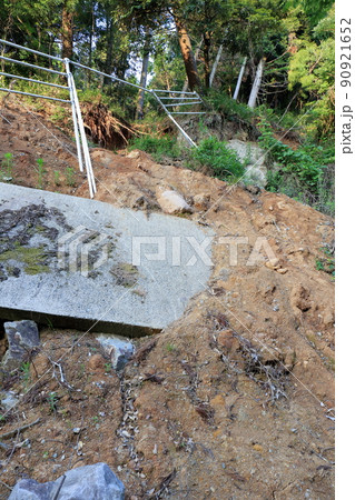 自然災害で起きた土砂崩れのために全面通行止めとなった道路 90921652