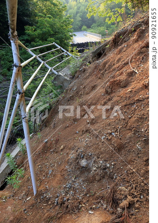 自然災害で起きた土砂崩れのために全面通行止めとなった道路 自然災害で起きた土砂崩れのために全面通行止めとなった道路 90921655