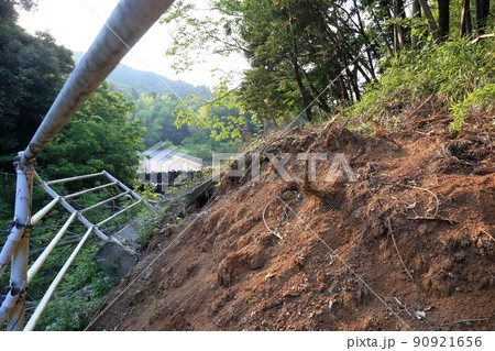 自然災害で起きた土砂崩れのために全面通行止めとなった道路 自然災害で起きた土砂崩れのために全面通行止めとなった道路 90921656