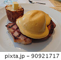 エッグベネディクト 90921717