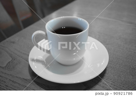 モノトーン風に撮影されたテーブルの上のコーヒー モノトーン風に撮影されたテーブルの上のコーヒー 90921786