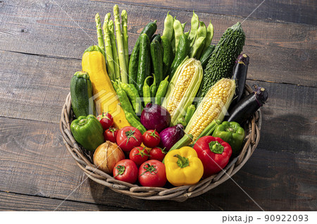 カゴに盛った夏野菜 カゴに盛った夏野菜 90922093