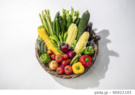 カゴに盛った夏野菜 90922105