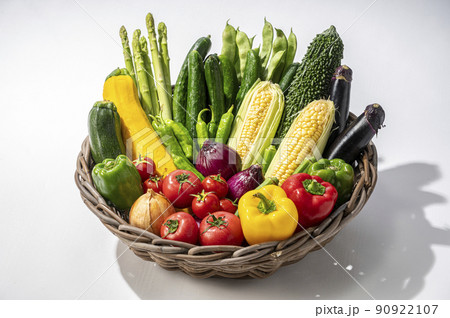 カゴに盛った夏野菜 カゴに盛った夏野菜 90922107