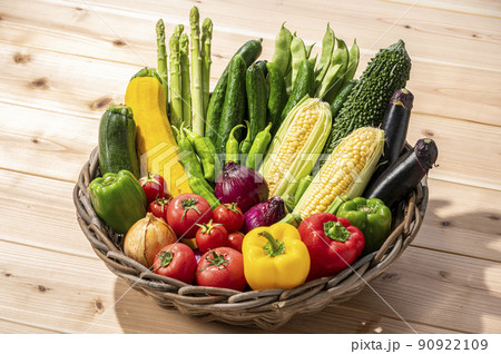 カゴに盛った夏野菜 90922109