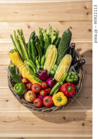 カゴに盛った夏野菜 カゴに盛った夏野菜 90922113