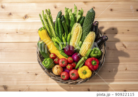 カゴに盛った夏野菜 カゴに盛った夏野菜 90922115