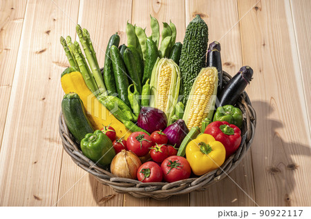 カゴに盛った夏野菜 90922117