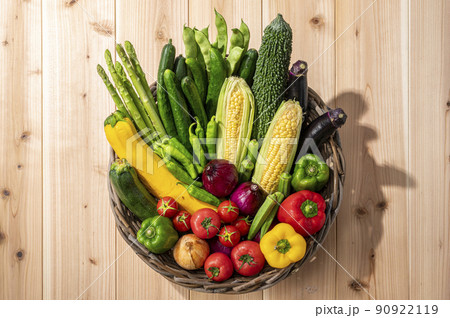 カゴに盛った夏野菜 90922119