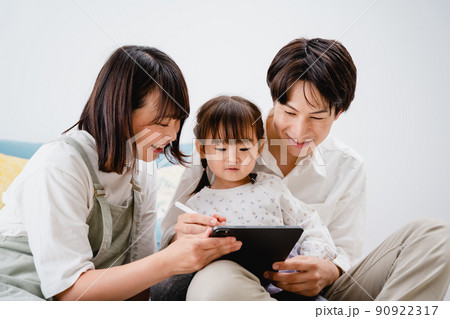 親子　タブレット　お絵描き 90922317