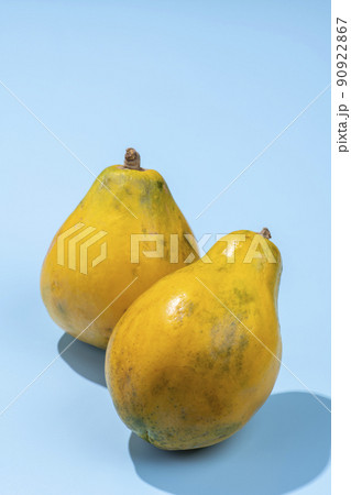 爽やかな青色の背景に熟した黄色のパパイア 90922867