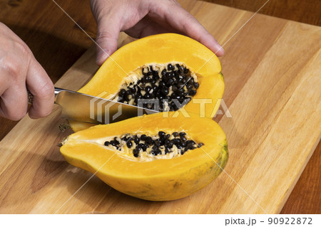 熟れた黄色のパパイアをナイフでカットする 熟れた黄色のパパイアをナイフでカットする 90922872