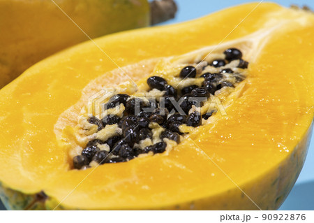 青色の背景にカットした黄色の完熟パパイア 90922876